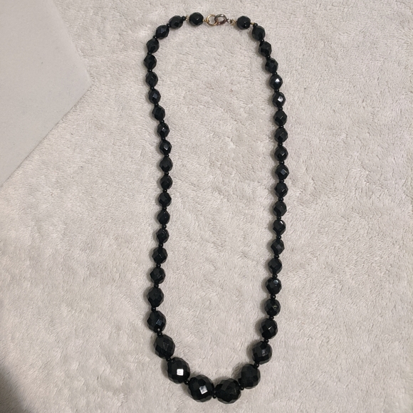 ♦️ B2G1FREE ♦️ Black shiny hexagonal shaped beads - Picture 2 of 3